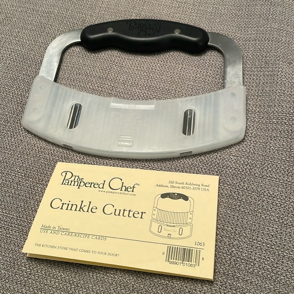 The Pampered Chef CRINKLE CUTTER with Plastic Guard & Original Product Card